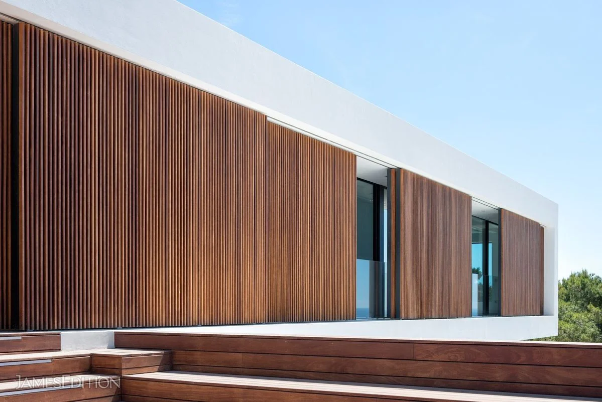 Bardage extérieur bois lattes verticales sur villa moderne